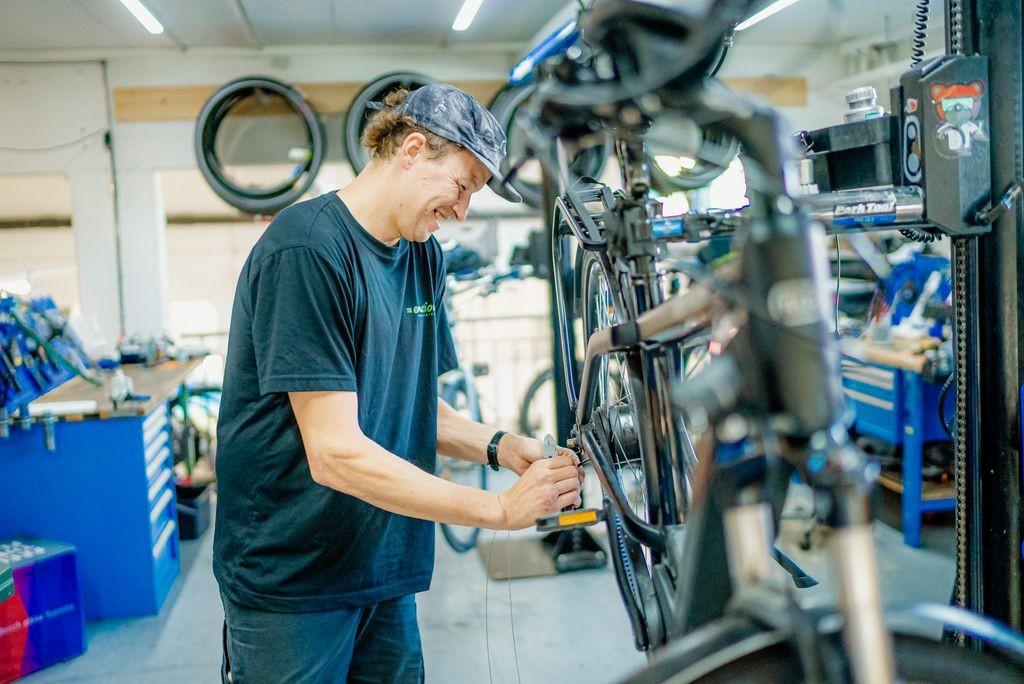 Das Bild zeigt die Werkstatt der e-motion e-Bike Welt Dietikon