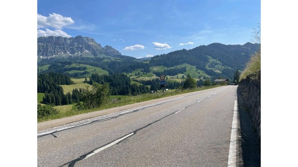 Malebene Berglandschaft mit Straße und blauem Himmel