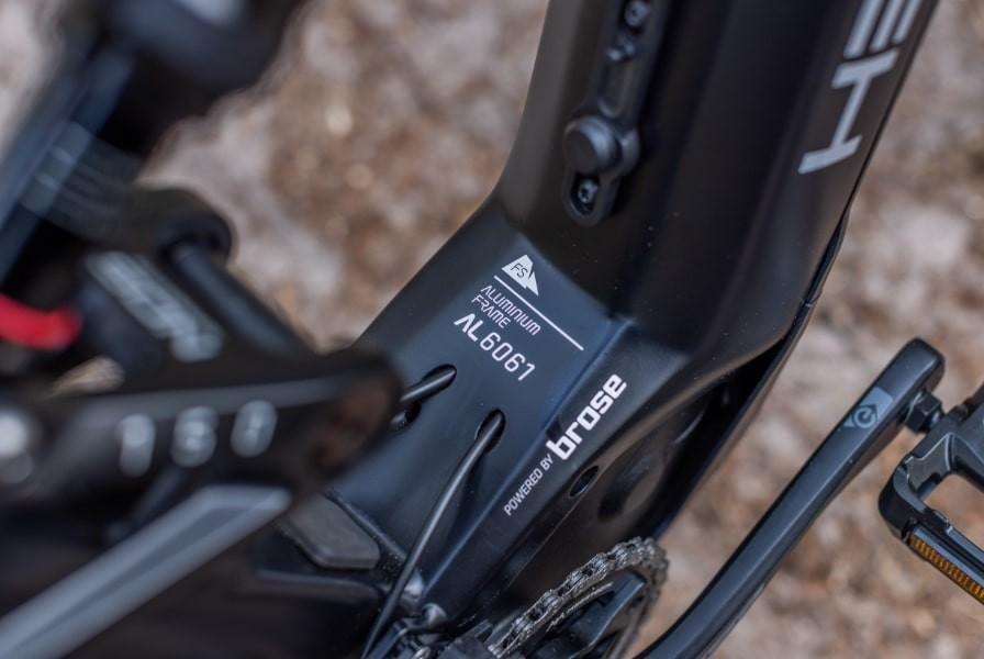 Das Bild zeigt die Unterseite eines Hercules Nos FS 1.1 E-Bikes, das mit einem Brose Antrieb ausgestattet ist.