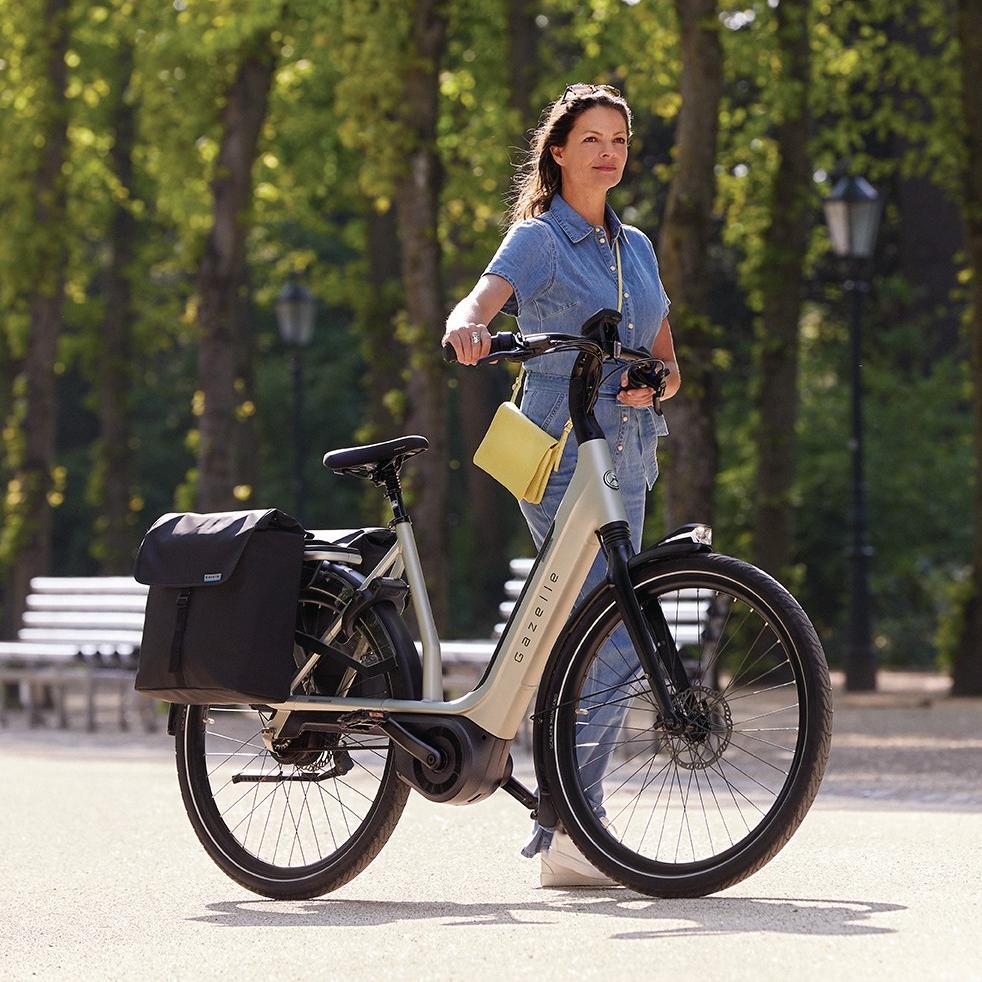 Frau mit Gazelle Avignon e-Bike im Park