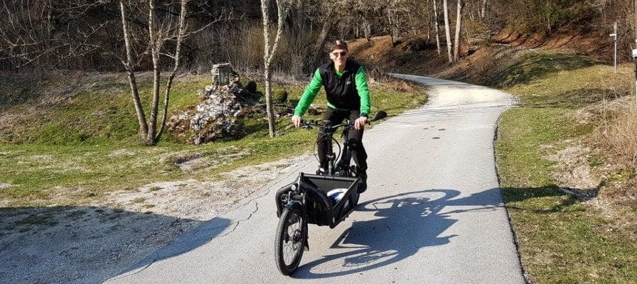 Mann auf Riese & Müller Load 60 Touring E-Bike auf Landstraße