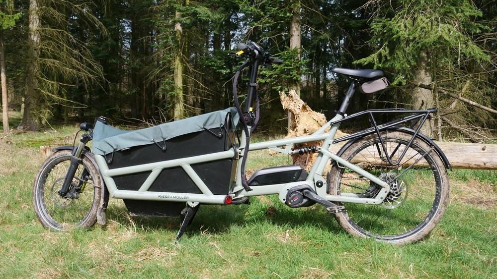 Das Bild zeigt ein E-Bike, das für den Transport von Lasten konzipiert ist.