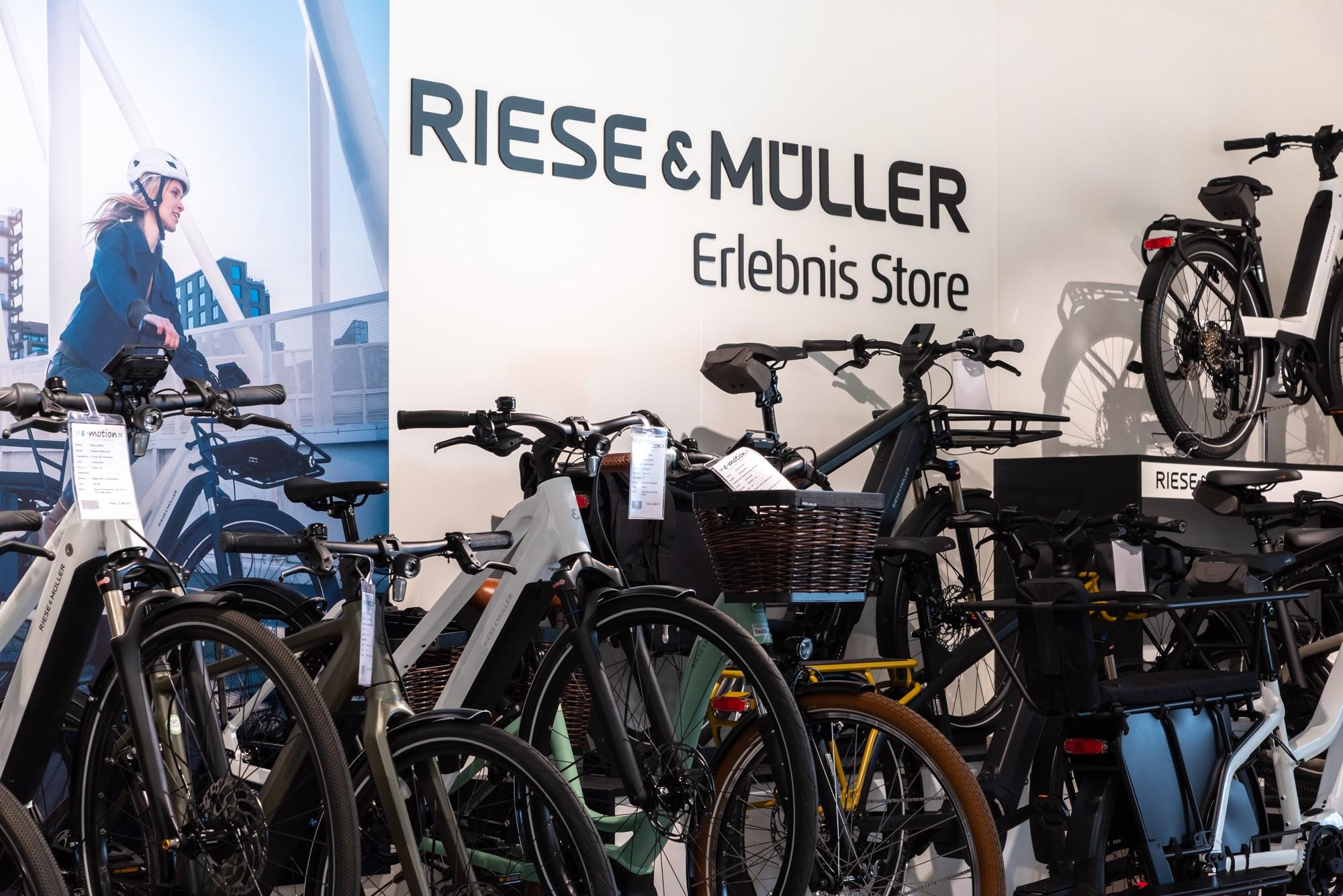 Riese und Müller Erlebnis Store mit verschiedenen Modellen