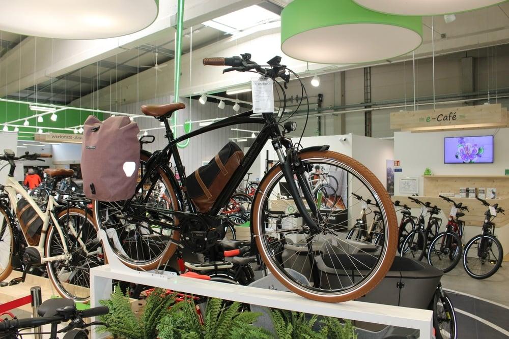 E-Bike Ausstellung im e-motion Shop Hanau mit Riese & Müller Modell