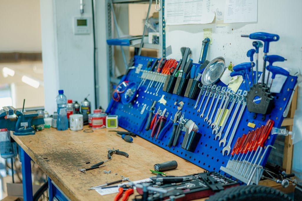 Das Bild zeigt die Werkstatt der e-motion e-Bike Welt Dietikon