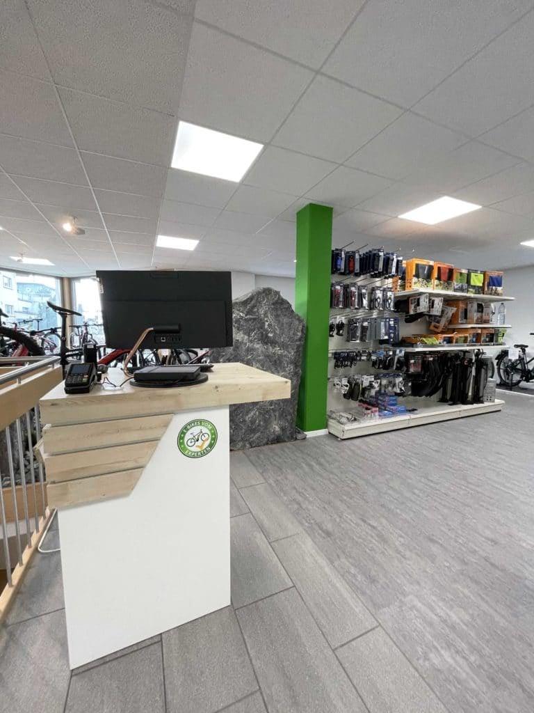 Fahrradgeschäft Innenansicht mit Zubehörregalen und Theke