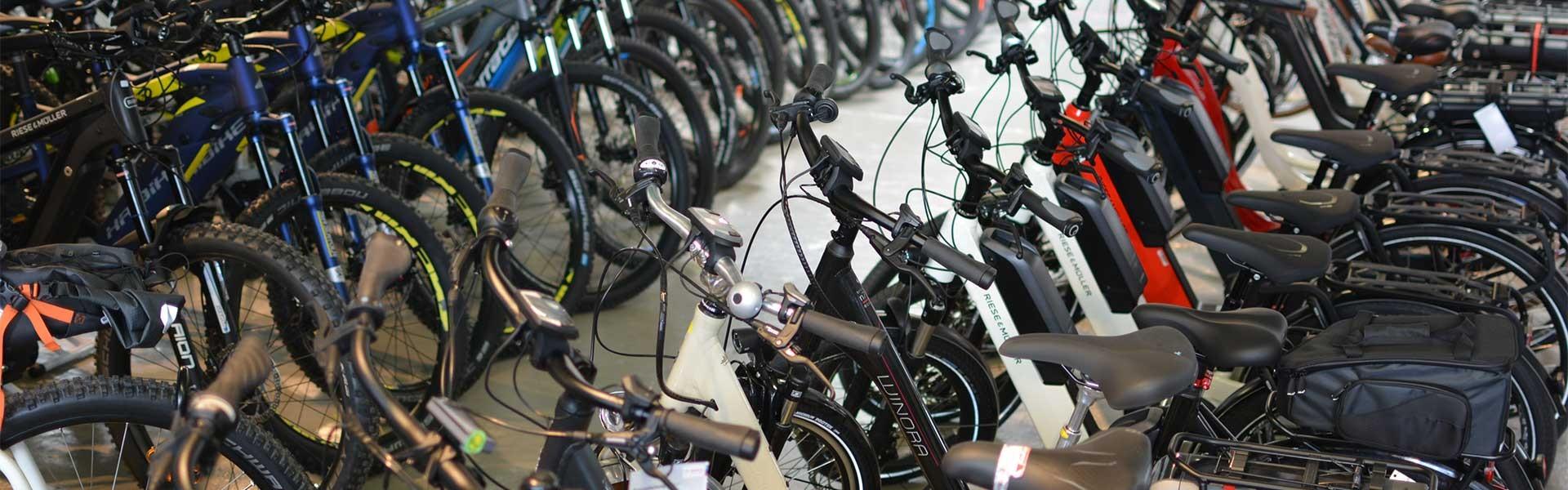 Das Bild zeigt eine Innenansicht eines Fahrradgeschäfts in Saarbrücken, das eine große Auswahl an E-Bikes und herkö