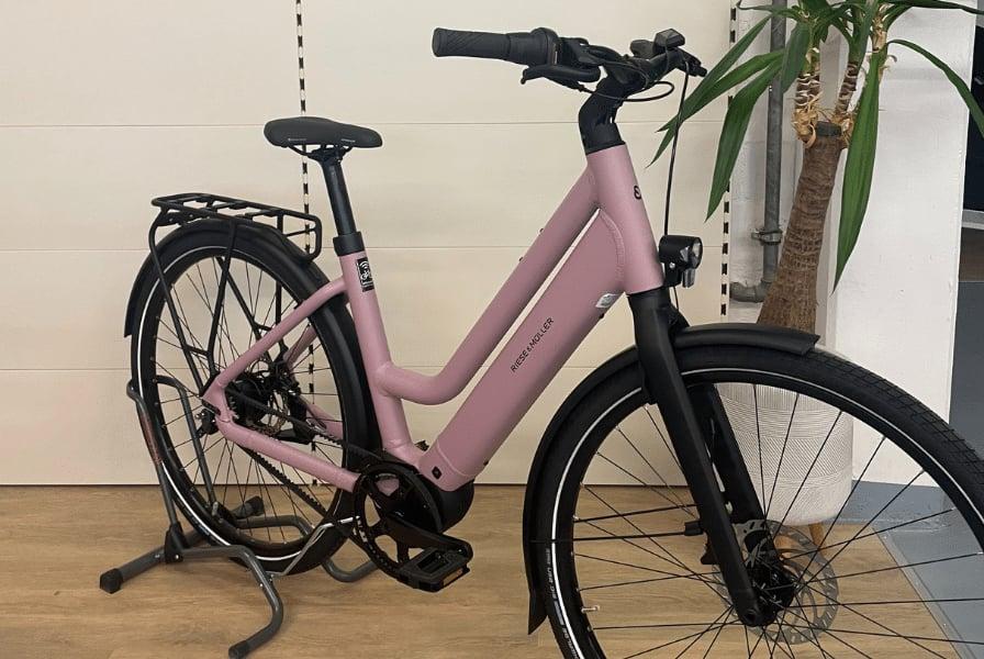 Riese & Müller Blossom E-Bike in Innenraum vor weißer Wand
