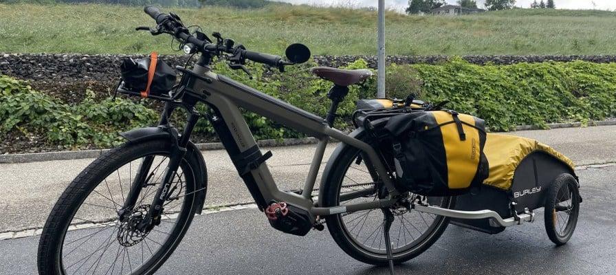 E-Bike mit Anhänger auf ländlicher Straße