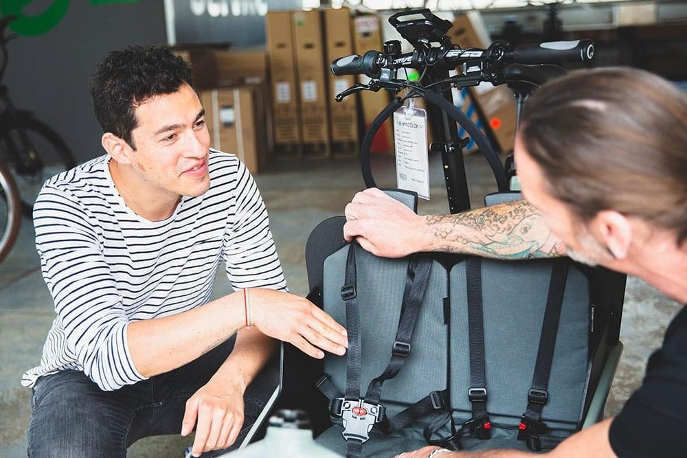 E-Bike-Beratung mit Fokus auf Kindersitz-Installation