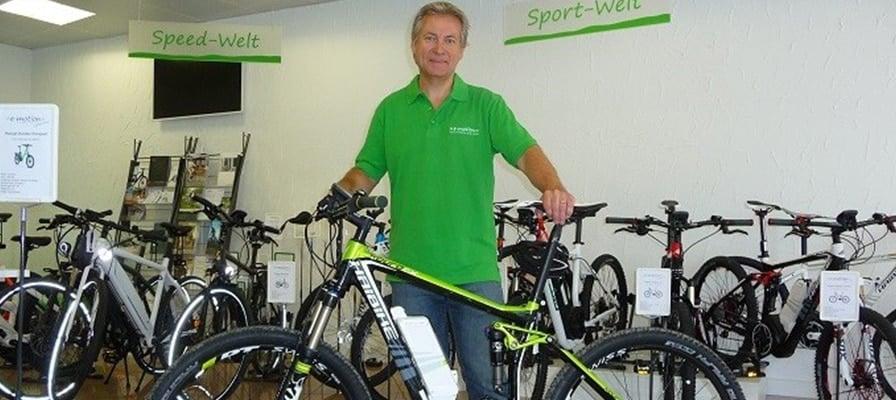 Eröffnung eines Fahrradgeschäfts mit verschiedenen E-Bikes und Fahrrädern