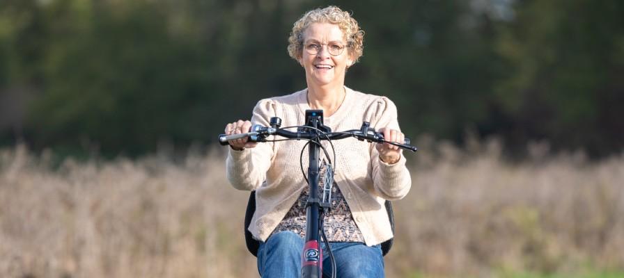 Eine Frau sitzt auf dem vanRaam Easy Rider
