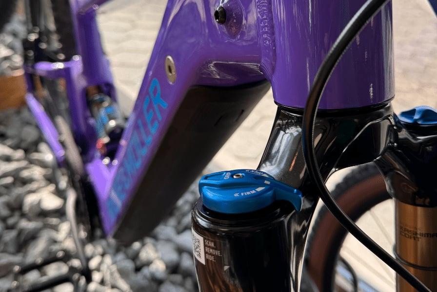 Nahaufnahme eines Specialized E-Bikes mit lila Rahmen