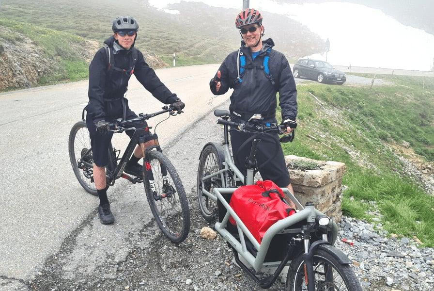 Zwei Radfahrer mit E-Bike und Lastenrad auf Bergstraße