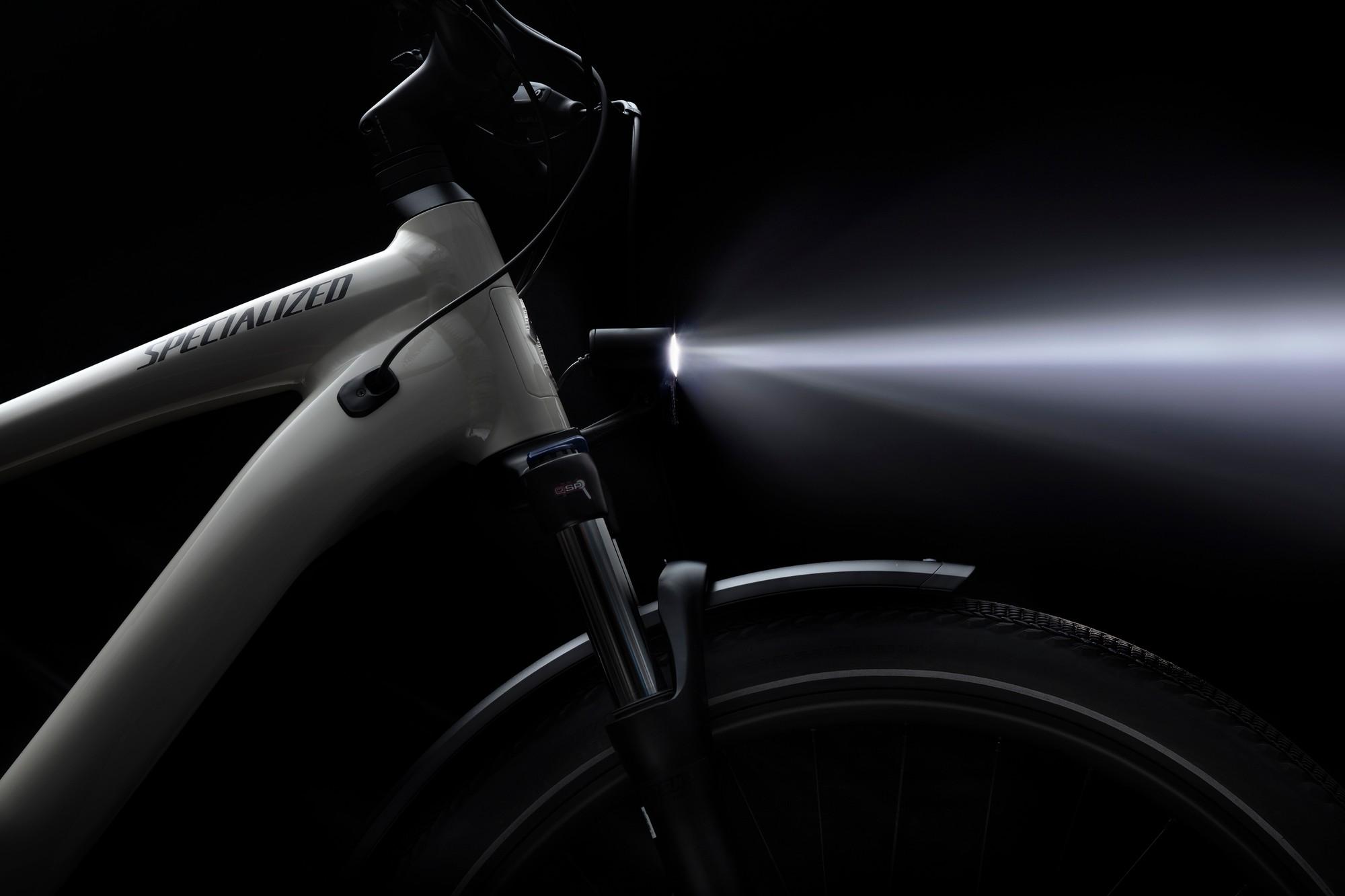 Ein Specialized Bike mit leistungsstarker Beleuchtung