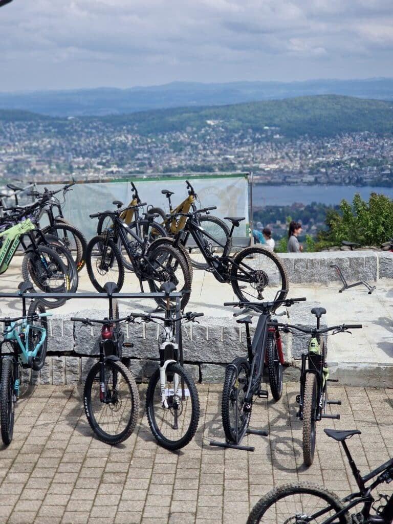 E-Bikes und Fahrräder mit Panoramablick auf Stadt und See