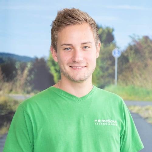 Mann in grünen T-Shirt vor unscharfem Hintergrund