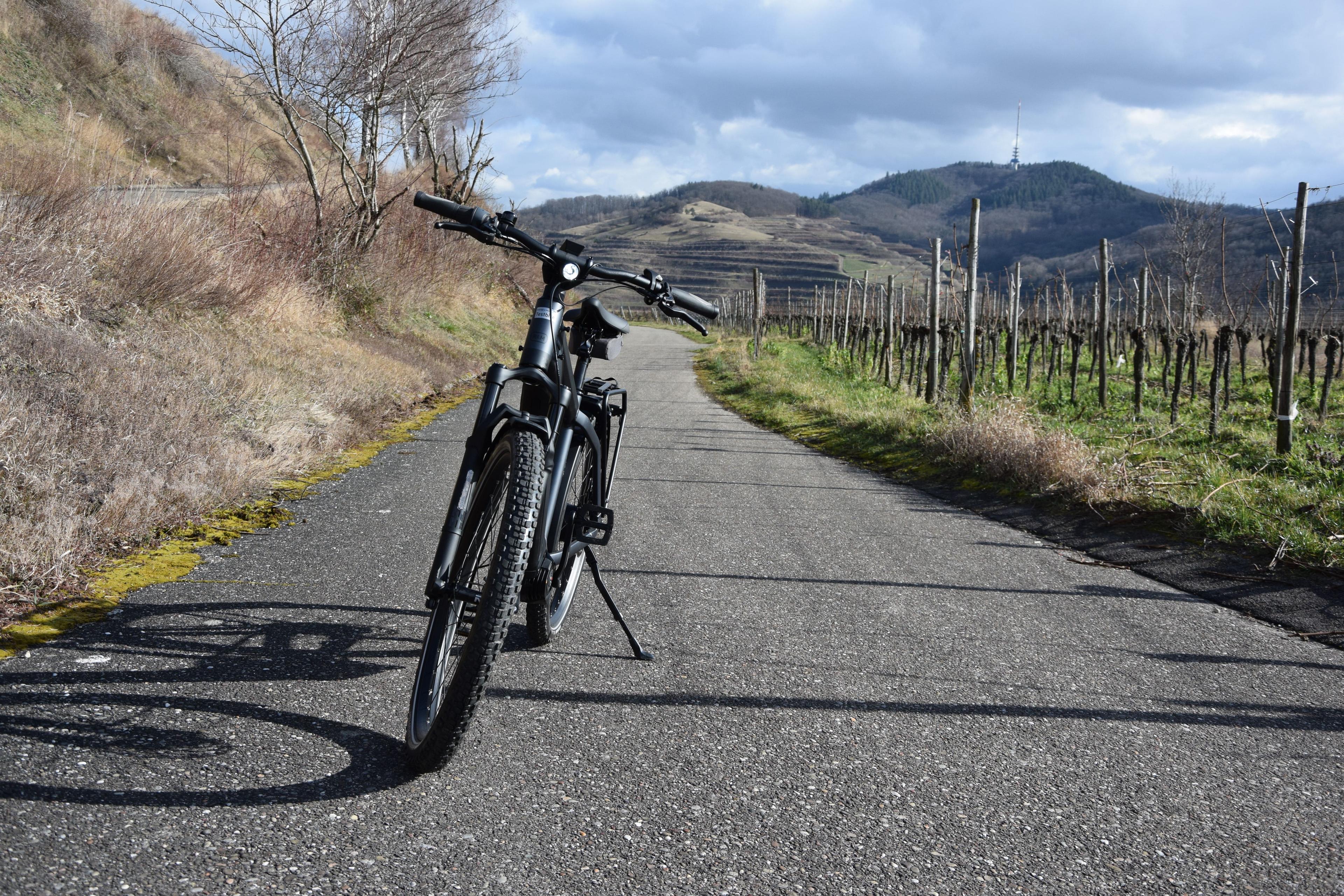 E-Bike Charger 3 GT vario auf malerischem Radweg