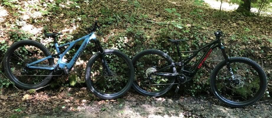 Vergleich von zwei Specialized Levo E-Bikes im Wald