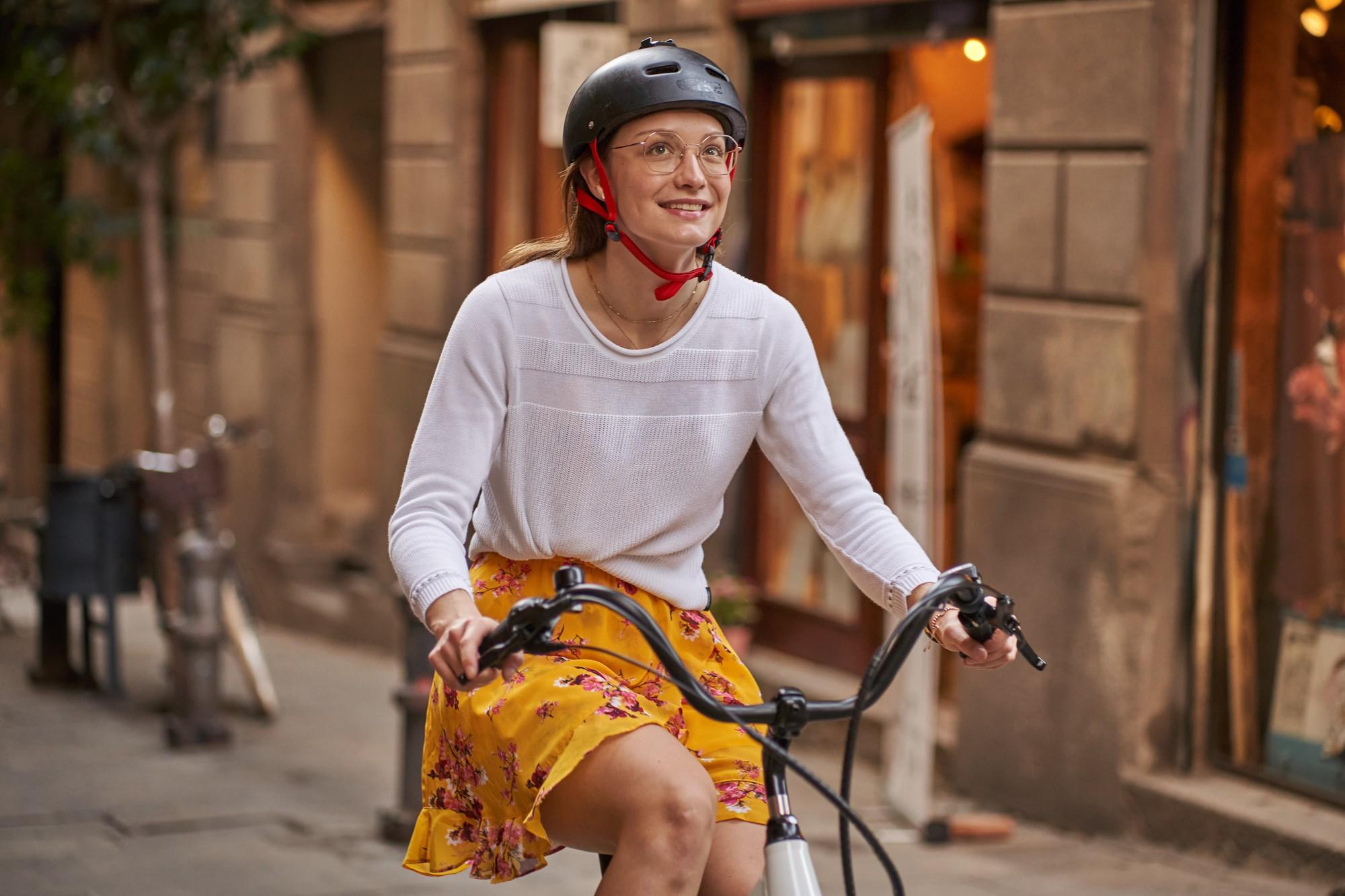 Eine Frau fährt mit dem Corratec LifeS durch Barcelona