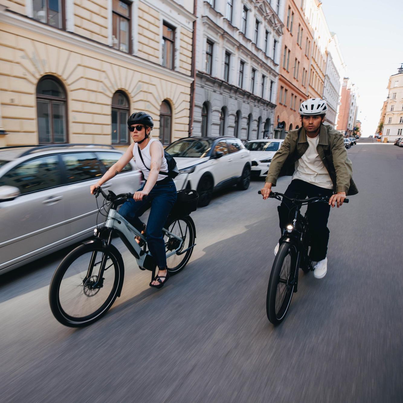Zwei Personen auf Specialized Vado e-Bikes auf der Straße