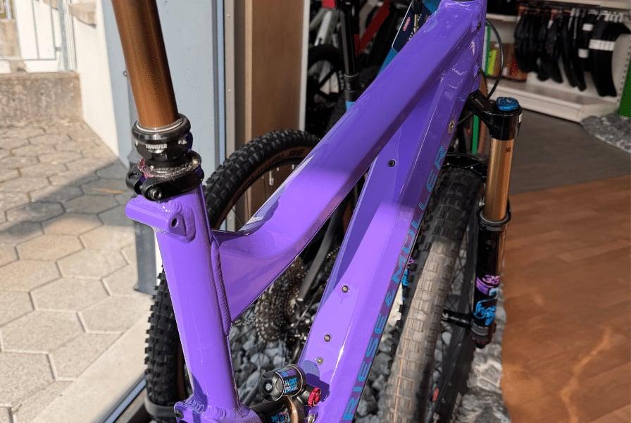 Lila Mountainbike-Rahmen im Fahrradgeschäft