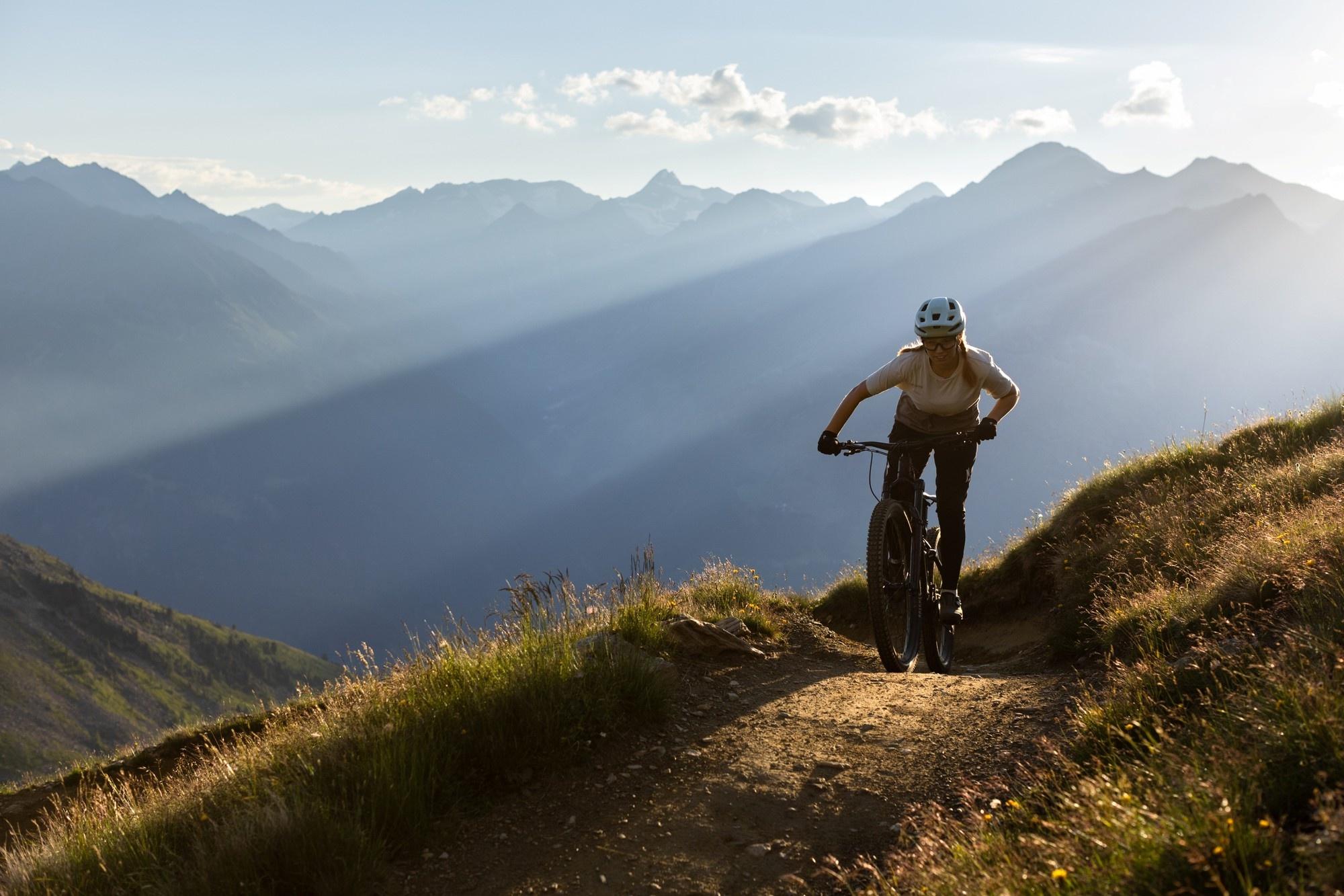 Das Bild zeigt eine Frau in den Berg mit einem Specialized Turbo Levo SL