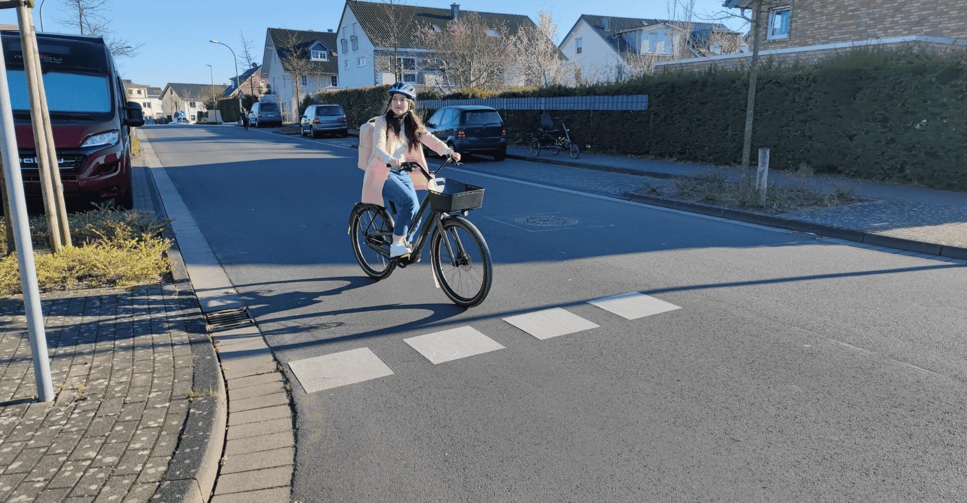 Lisa fährt mit dem Specialized Turbo Como SL über die Straße