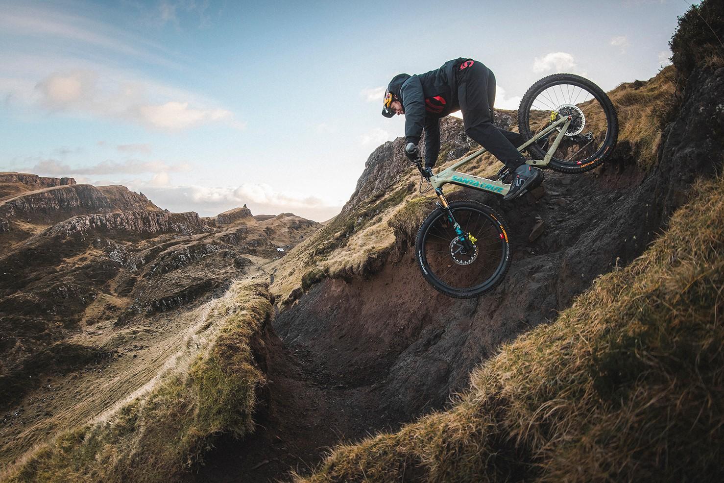 Heckler E-Bike im Gelände: Dynamische Abfahrt