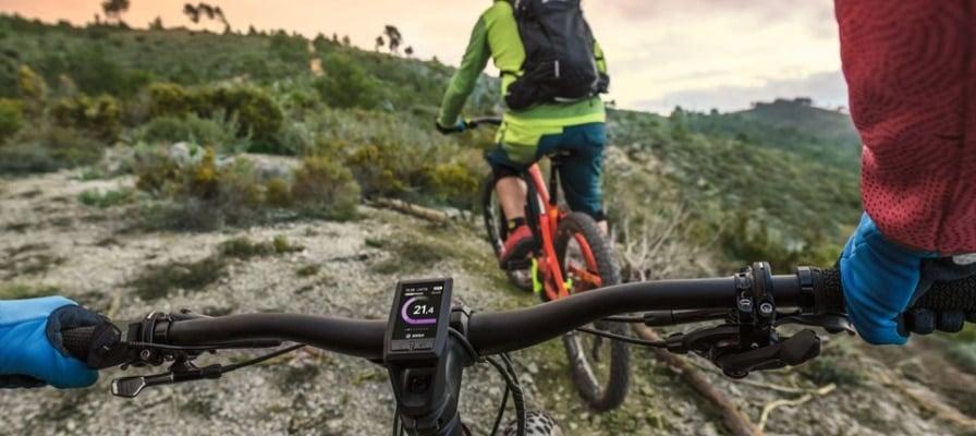 Mountainbiker auf Trail mit Bosch E-Bike Display