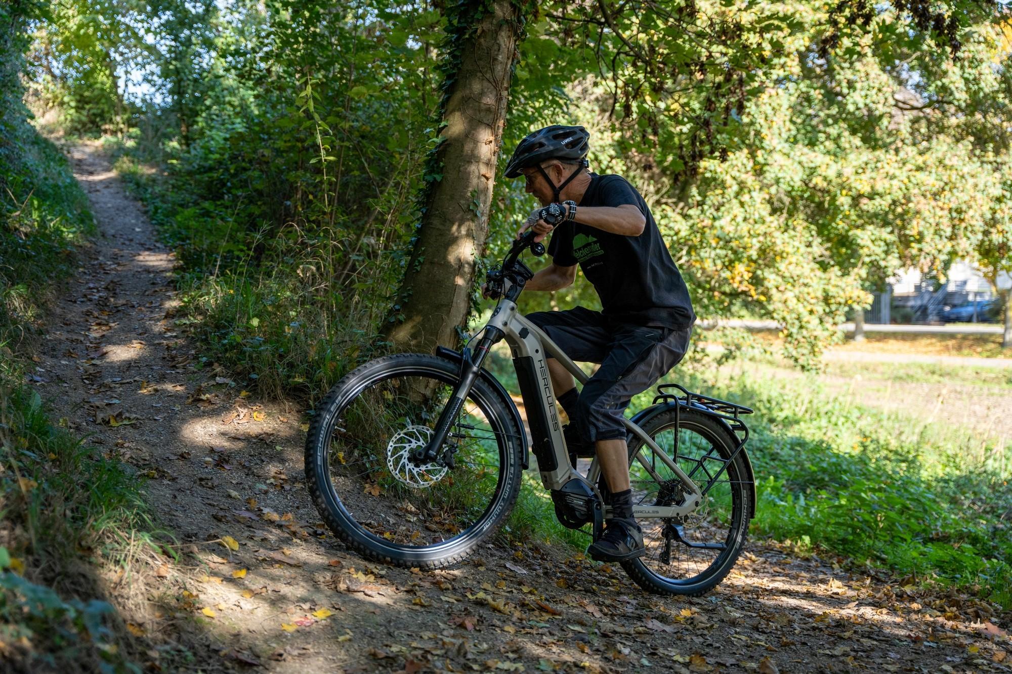 Das Bild zeigt Christof Steier mit einem Hercules NOS SUV 2.2 im Kurpark von Bad Krozingen