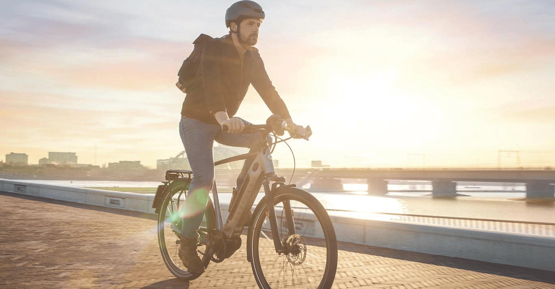 Mann fährt auf Gazelle Ultimate Speed am Wasser entlang