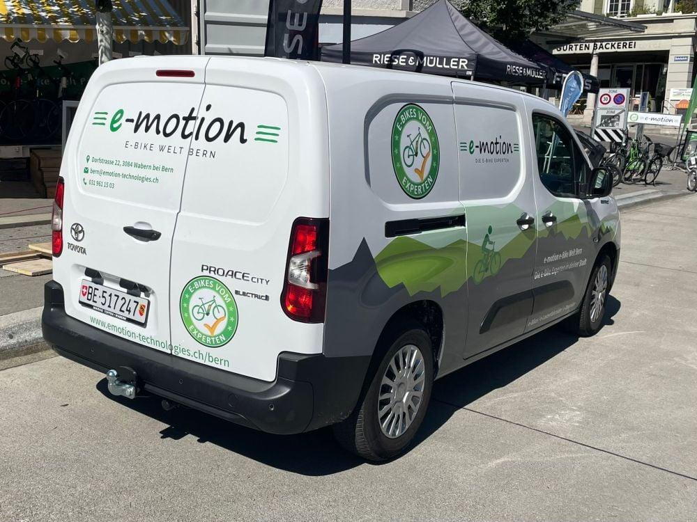Toyota Proace City Van mit e-motion Werbung in Bern