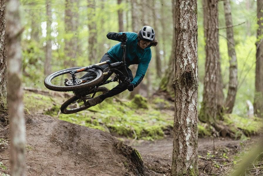 Mountainbiker auf Specialized Levo SL in Aktion im Wald