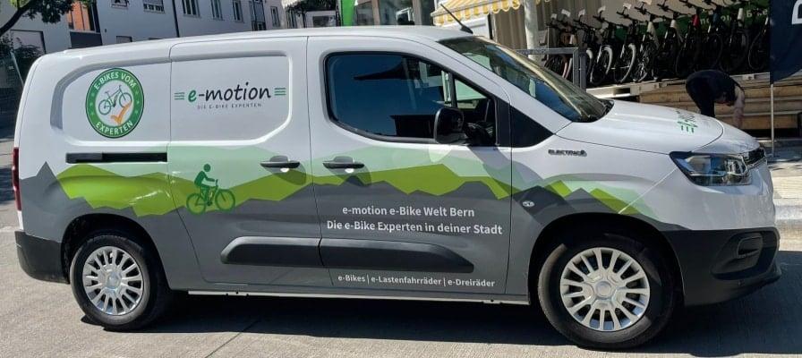 Elektro-Transporter von e-motion in Bern vor einem Fahrradgeschäft
