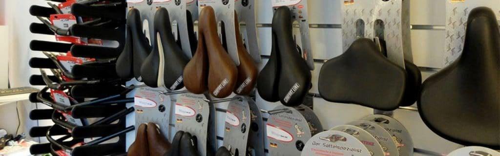 Auswahl an ergonomischen Fahrradsätteln und Lenkergriffen im Geschäft