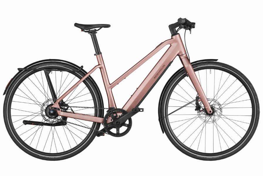 Rosa E-Bike mit tiefem Einstieg und Schutzblechen