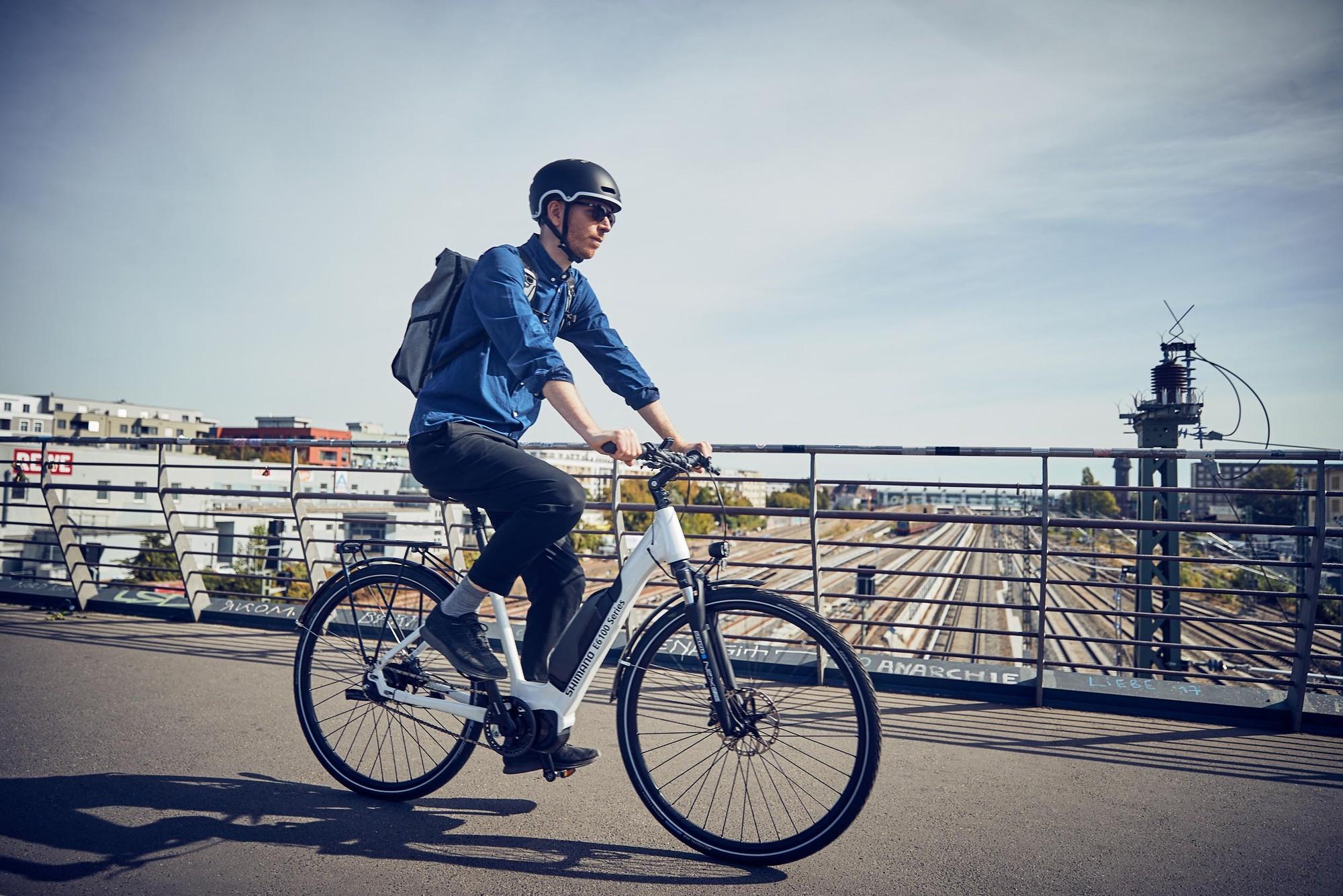 Das Bild zeigt einen Radfahrer, der auf einem E-Bike mit Shimano Steps E6100 Antrieb unterwegs ist.