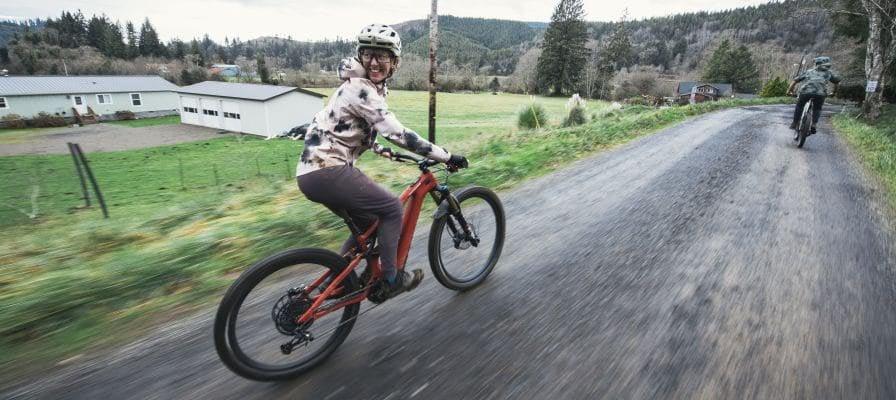 Zwei Radfahrer auf Schotterweg in ländlicher Umgebung