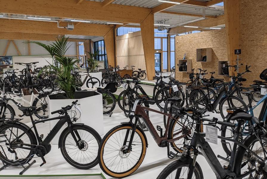 Moderne Fahrrad- und E-Bike-Ausstellung in einem Holzgebäude