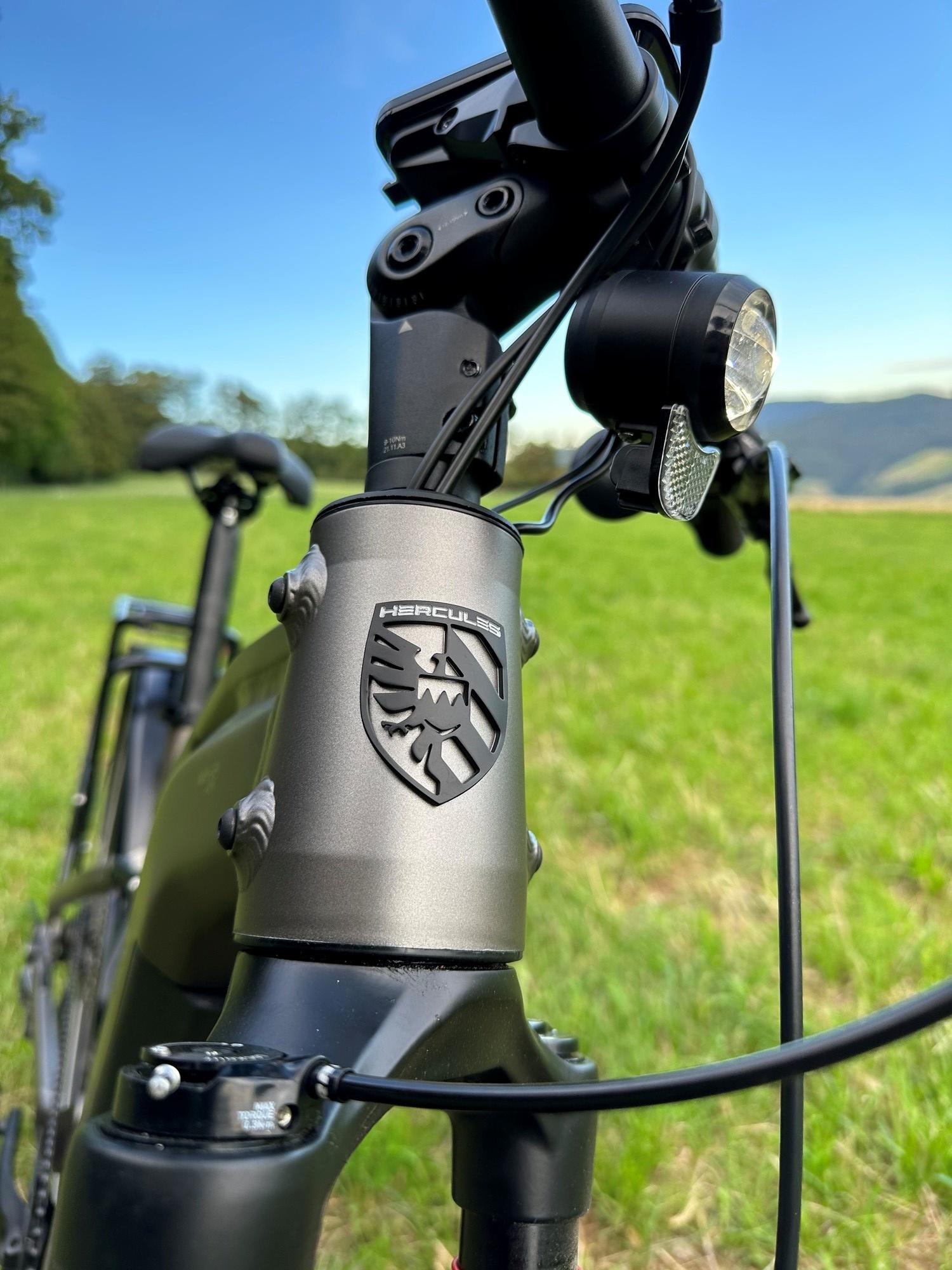 Das Bild zeigt ein Hercules Nos FS SUV 2.2 von vorne