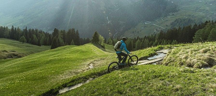 Person fährt RM MY2021 Superdelite Mountain E-Bike in alpiner Landschaft