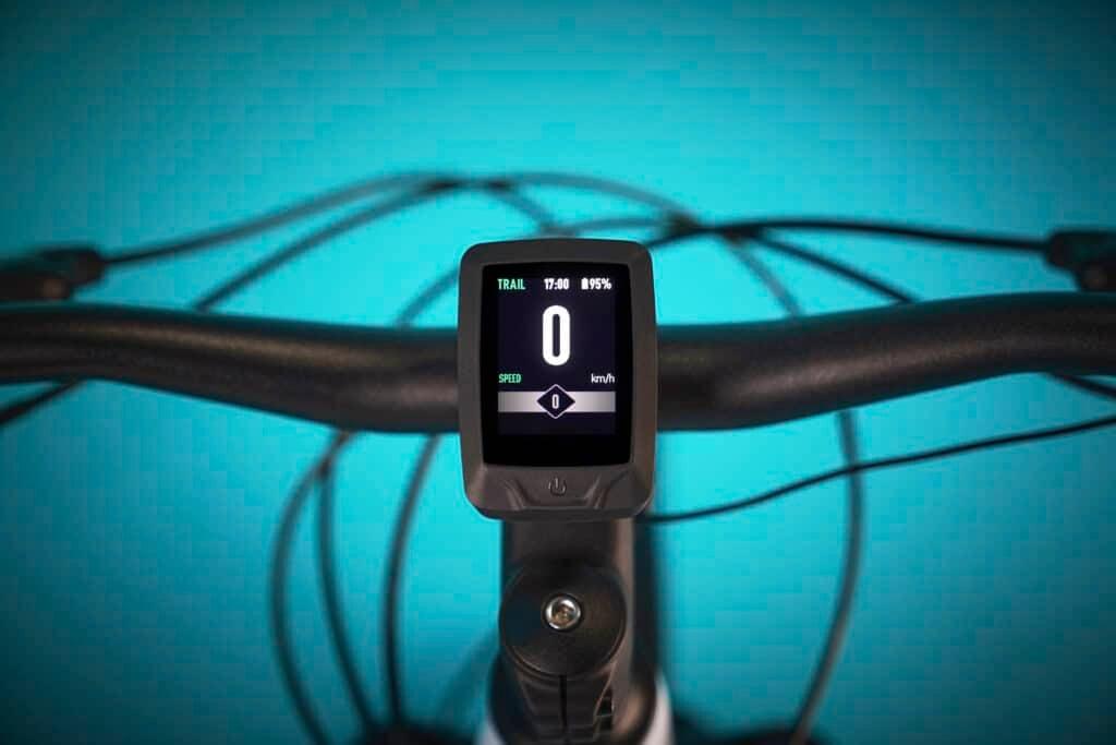E-Bike Display mit Geschwindigkeitsanzeige auf blauem Hintergrund