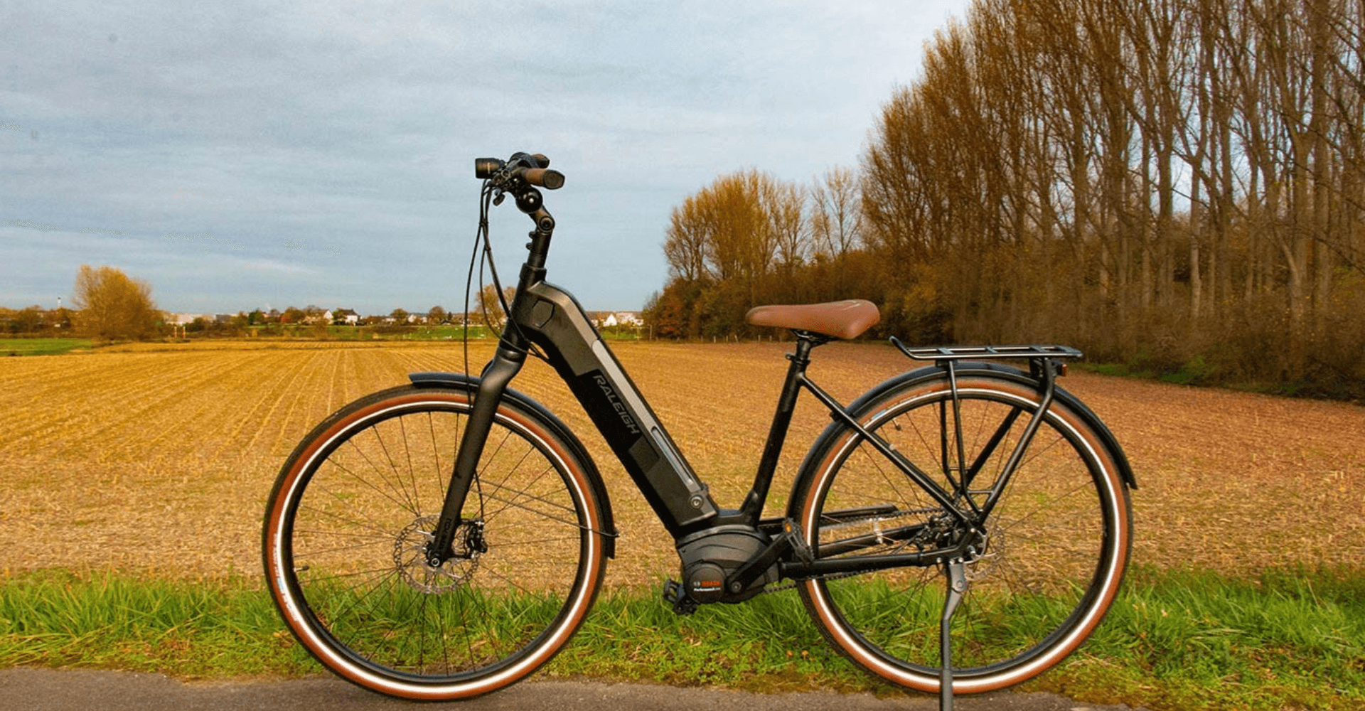 Stilvolles City e-Bike mit tiefem Einstieg, leistungsstarkem Motor und komfortabler Ausstattung für entspannte Fahr