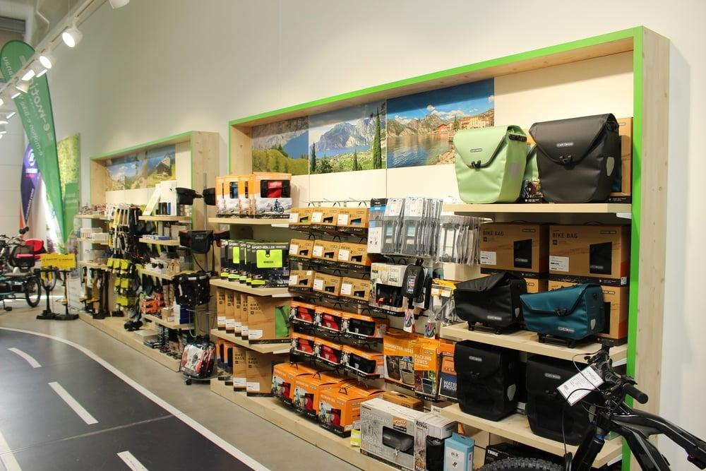 Fahrradzubehör und Ausrüstung in einem Fahrradgeschäft in Hanau