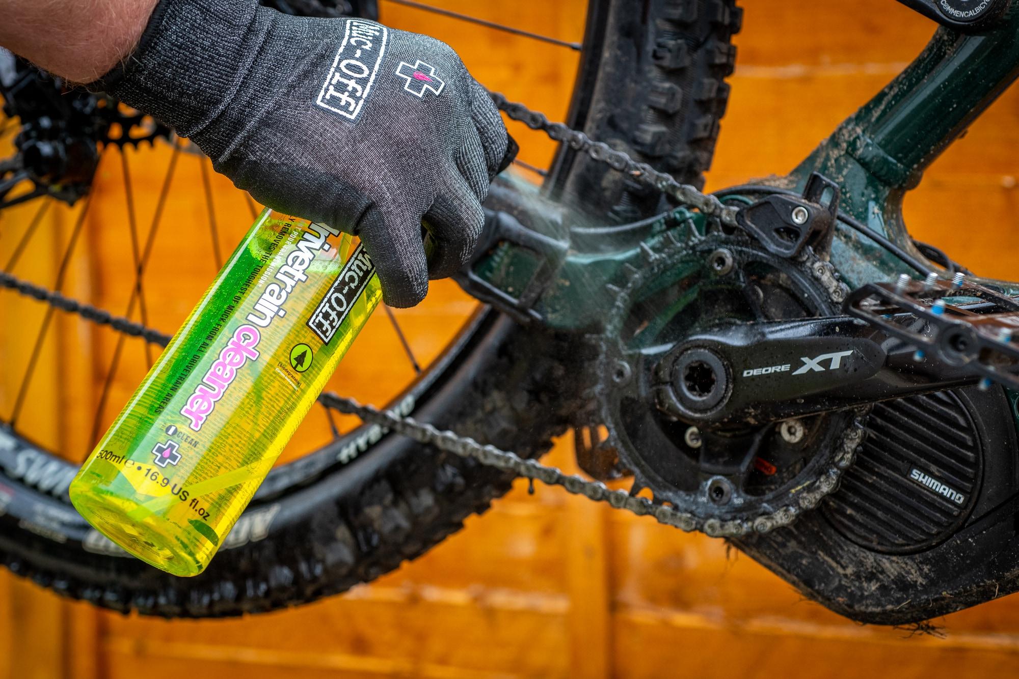 Muc-Off Kettenreiniger für die Wartung eines Commencal E-Bikes. Perfekt für ein sauberes und effizientes Fahrerlebn