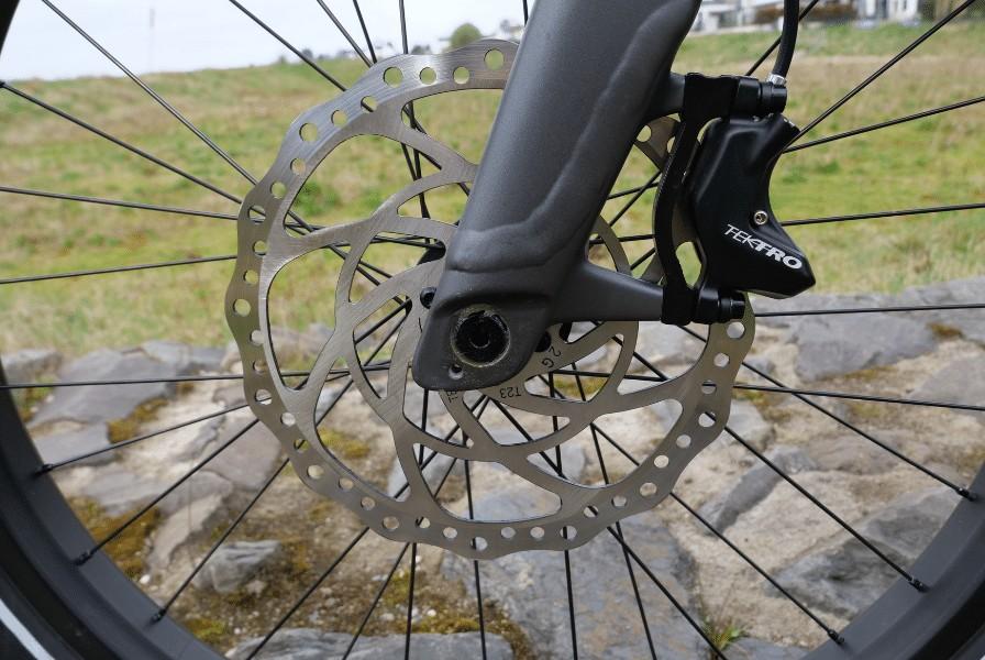 Das Bild zeigt eine Nahaufnahme der Bremsscheibe eines Specialized Turbo Porto 4 E-Bikes.
