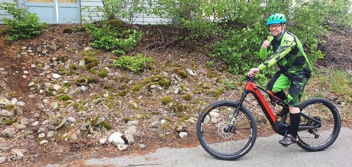 Mann auf Rotwild E-Bike R.C750 auf Waldweg