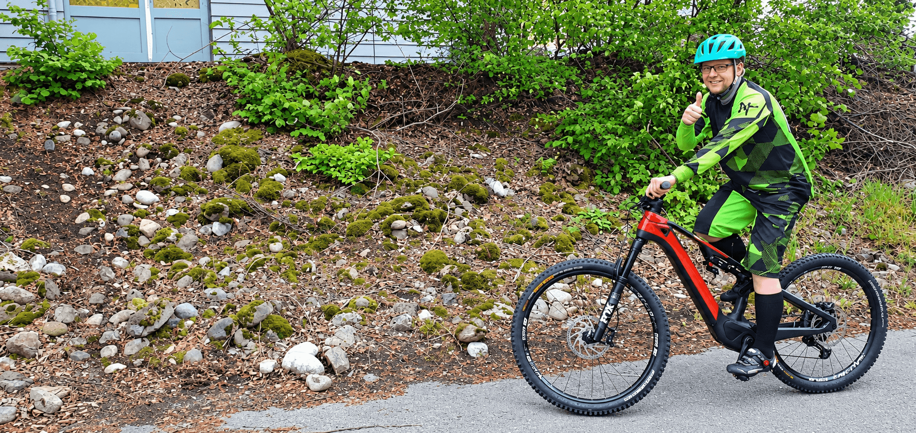 Mann auf Rotwild E-Bike R.C750 auf Waldweg