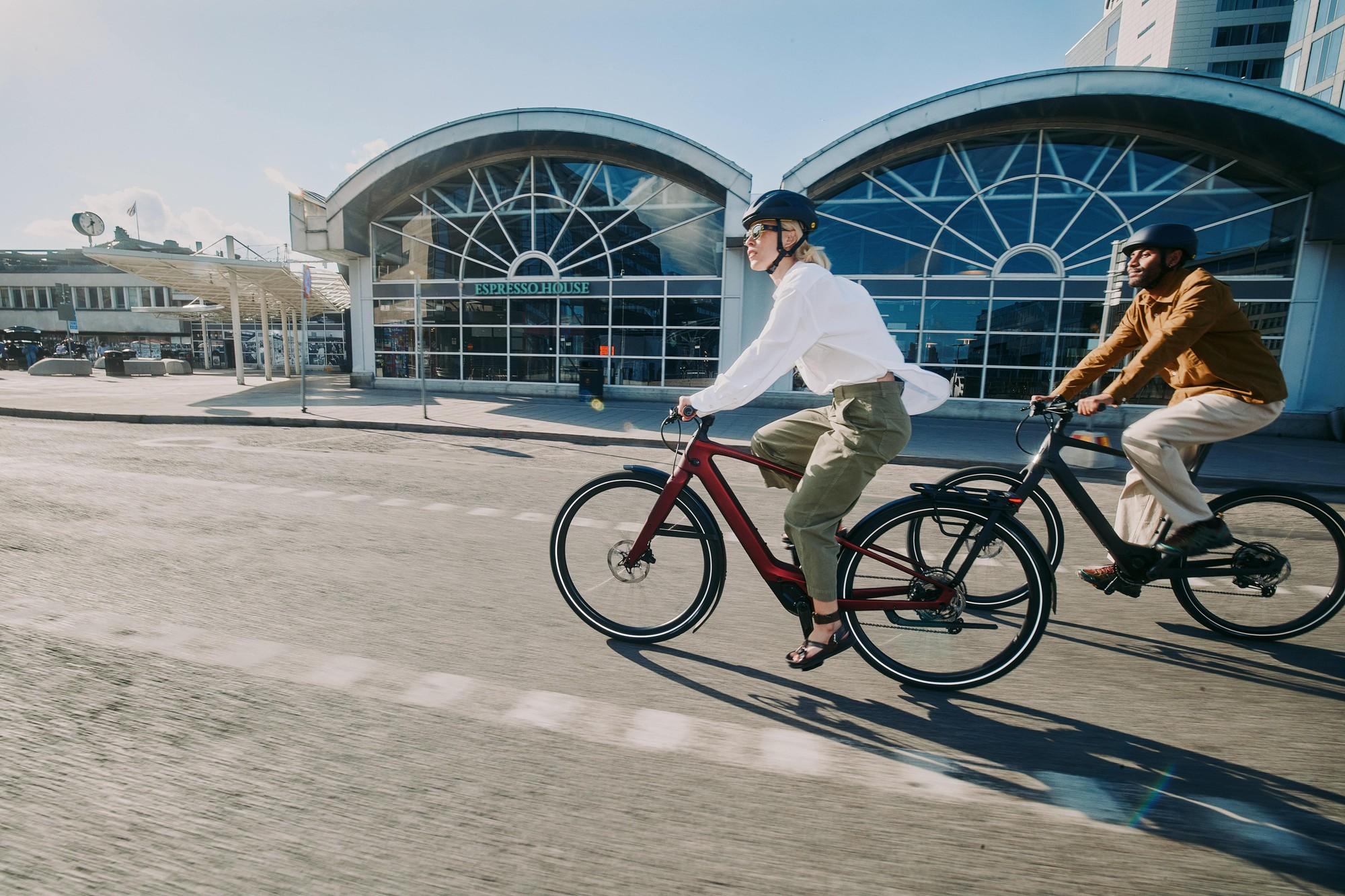 Zwei Personen auf Specialized e-Bikes im urbanen Umfeld